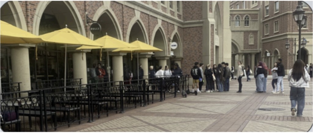 Long line of customers outside Café Dulce during peak hours